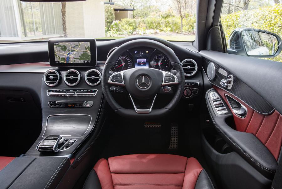 Панель приборов Mercedes-Benz GLC250 4Matic AMG Line Coupe 2016 года  (AU) (фото 22 из 29)